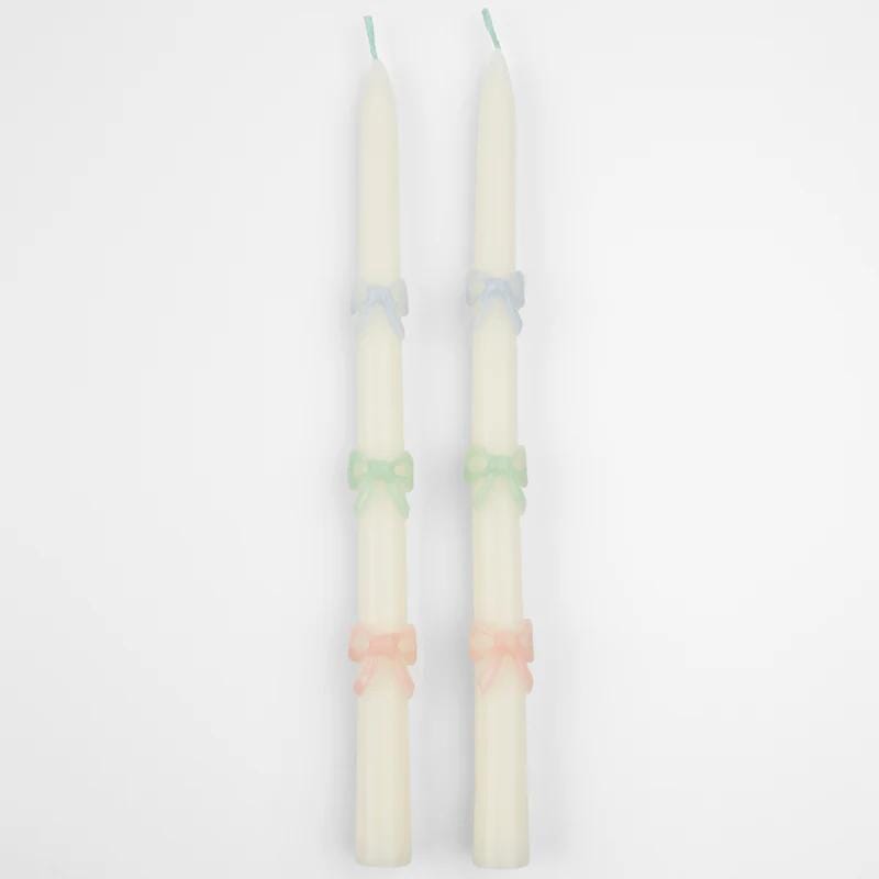Kaarsen met pastelkleurige strikjes